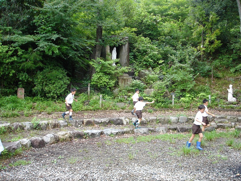 ７月１９日 火 草いきれがむっとたちこめる山道 Ndダイアリー ノートルダム学院小学校