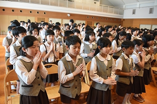 授業紹介 クローズアップ 5月号 宗教 お祈り ノートルダム学院小学校