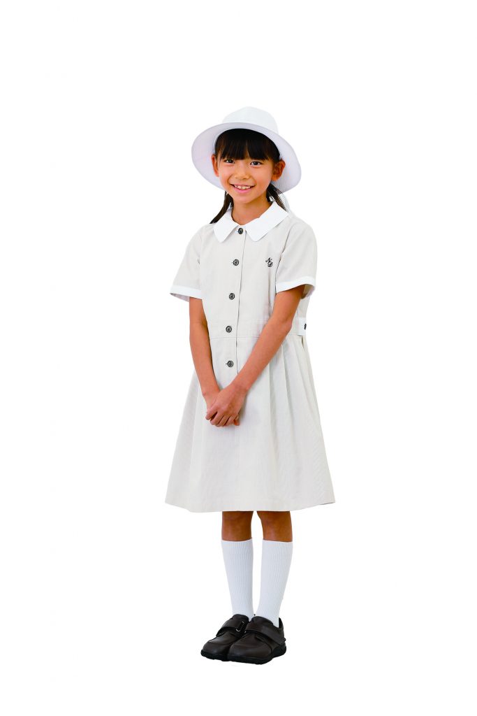 夏制服(ワンピース)を着用した児童