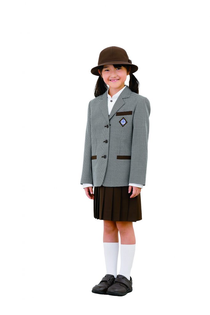 冬制服(スカート)を着用した児童