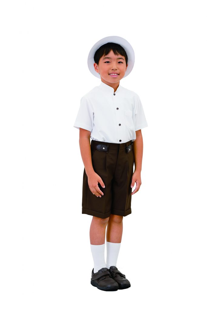 夏制服(半ズボン)を着用した児童