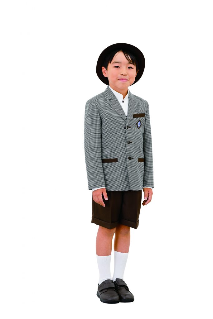 冬制服(半ズボン)を着用した児童