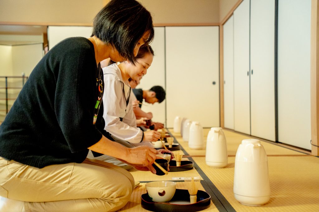 礼法の授業を行う教員